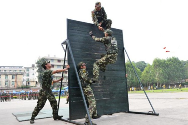 三人协作攀登架：锻造团队默契的专业训练装备