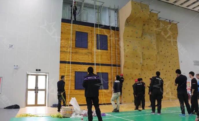 模拟城市楼宇实战 构建多变攻坚场景——公安特警模块化室内攀岩墙专项建设